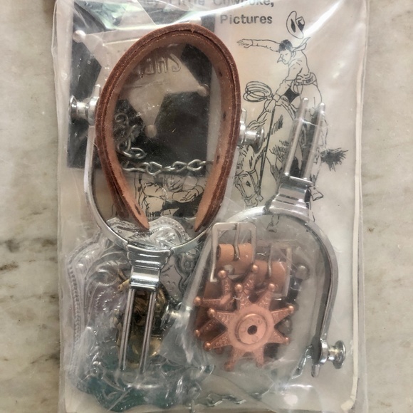 Vintage LITTLE COWPOKE SHERIFF PACKAGE: Metal and leather Spurs & Metal Badge - Picture 5 of 9
